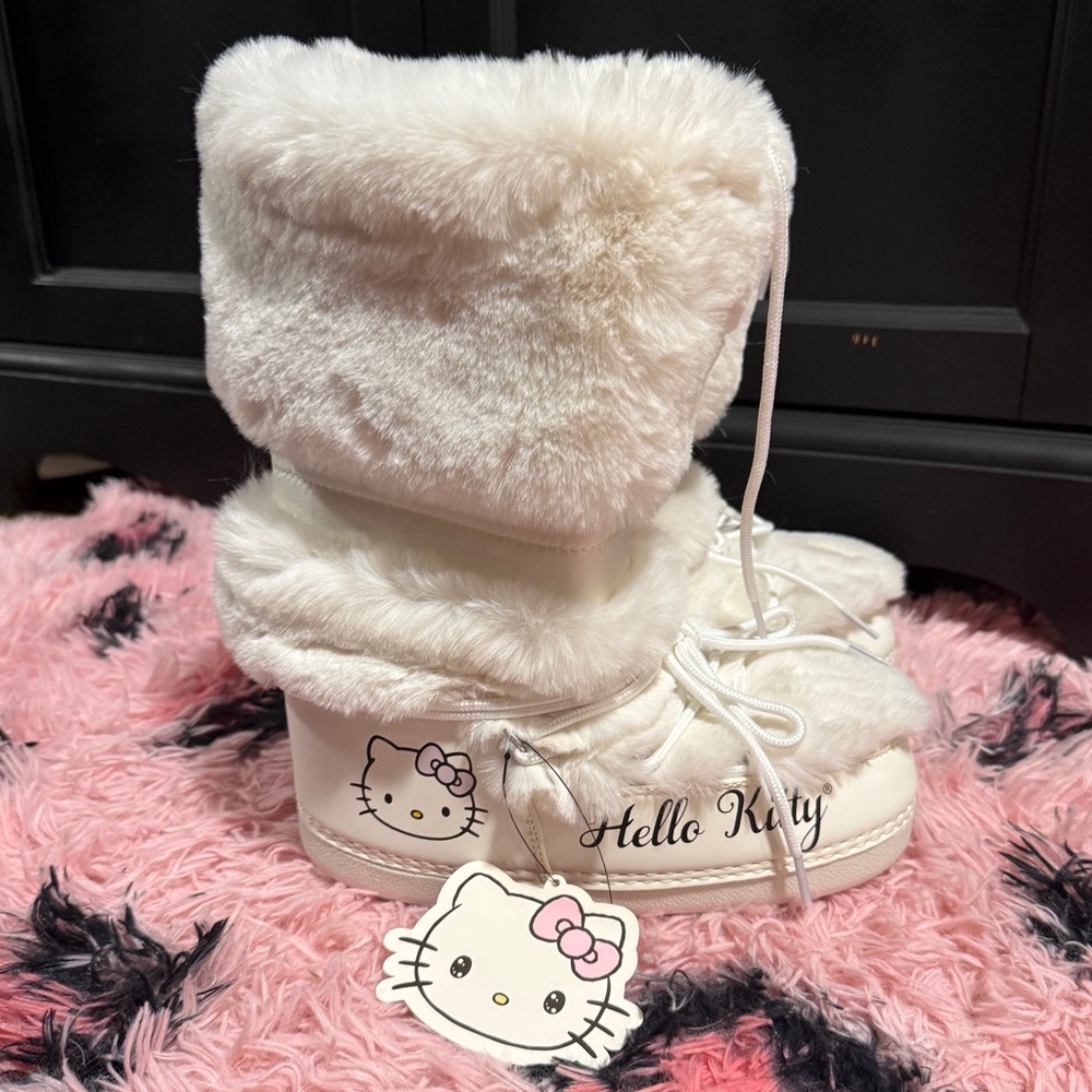 Hello Kitty Moon Boots | Size 6 🤍